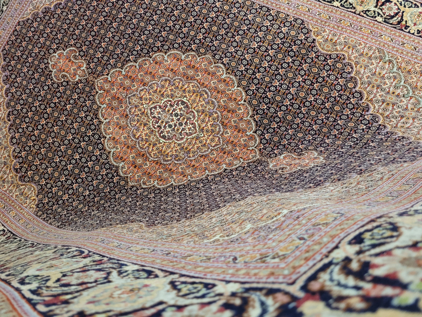 Täbriz Teppich Korkwolle mit Seide feine Knüpfung klassisches Medaillon