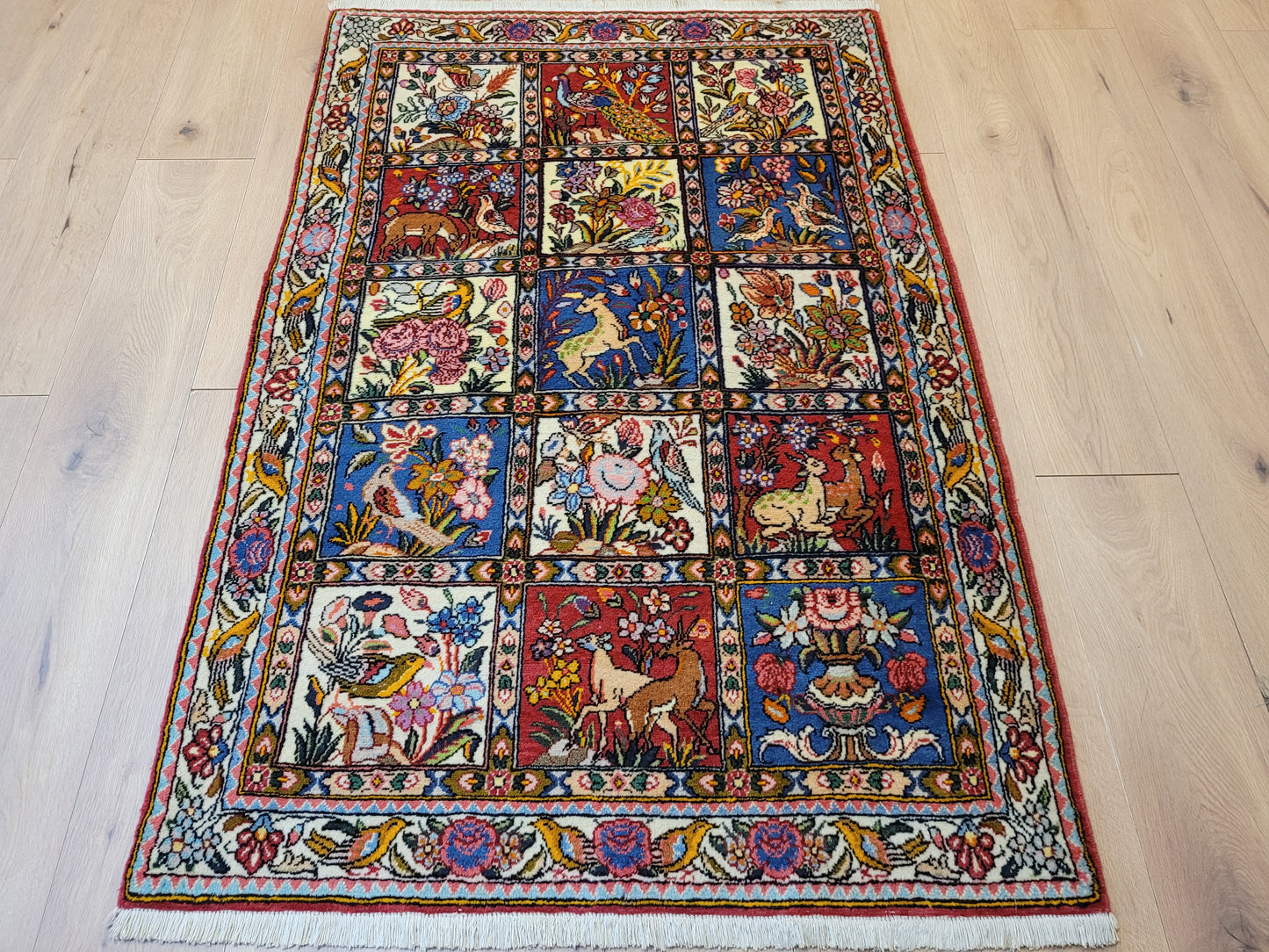 Bachtiar Teppich Wolle Gartenfelder Tiermotive fein geknüpft