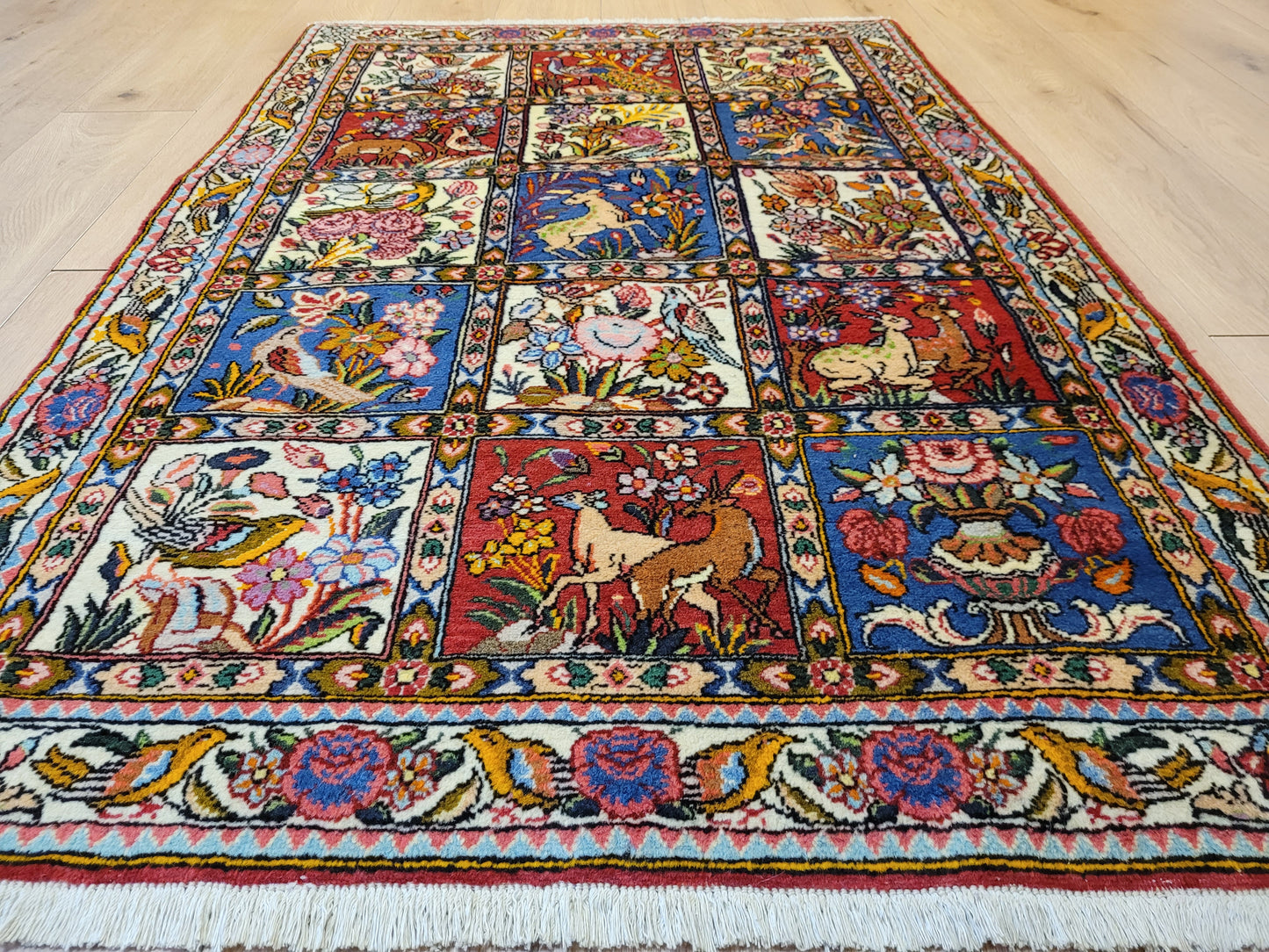 Bachtiar Teppich Wolle Gartenfelder Tiermotive fein geknüpft