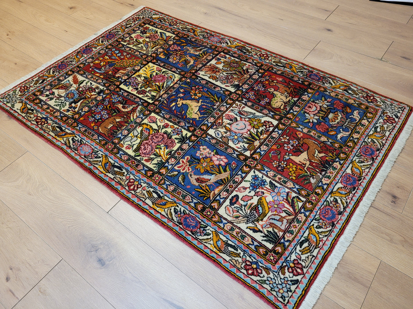 Bachtiar Teppich Wolle Gartenfelder Tiermotive fein geknüpft