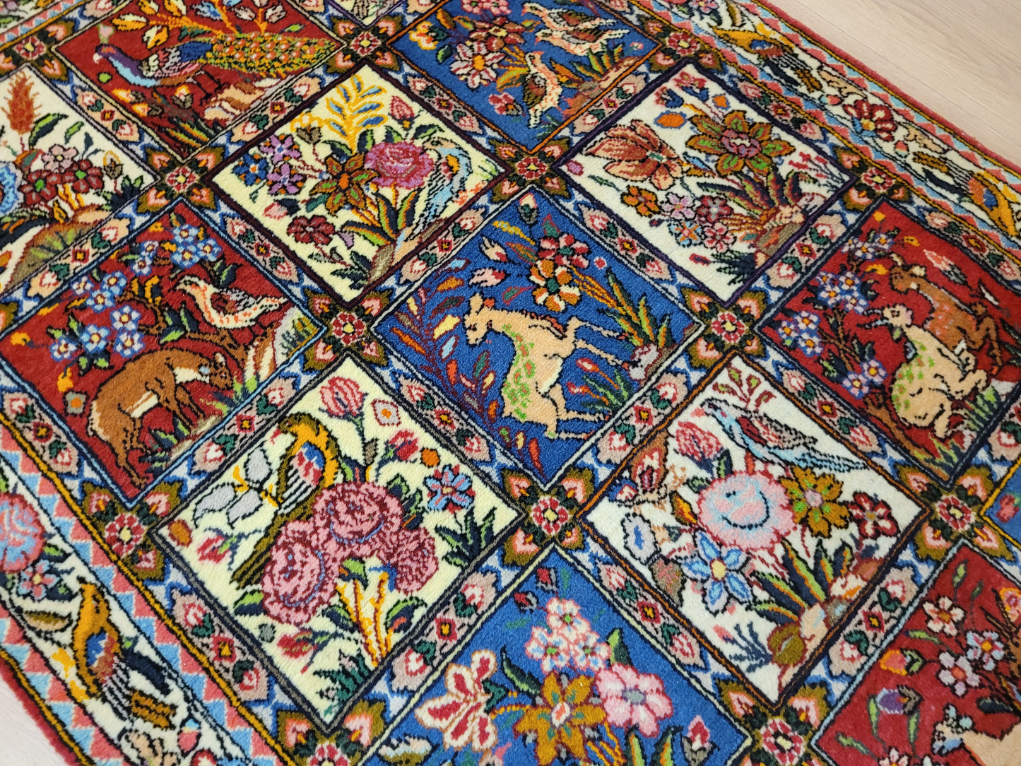 Bachtiar Teppich Wolle Gartenfelder Tiermotive fein geknüpft