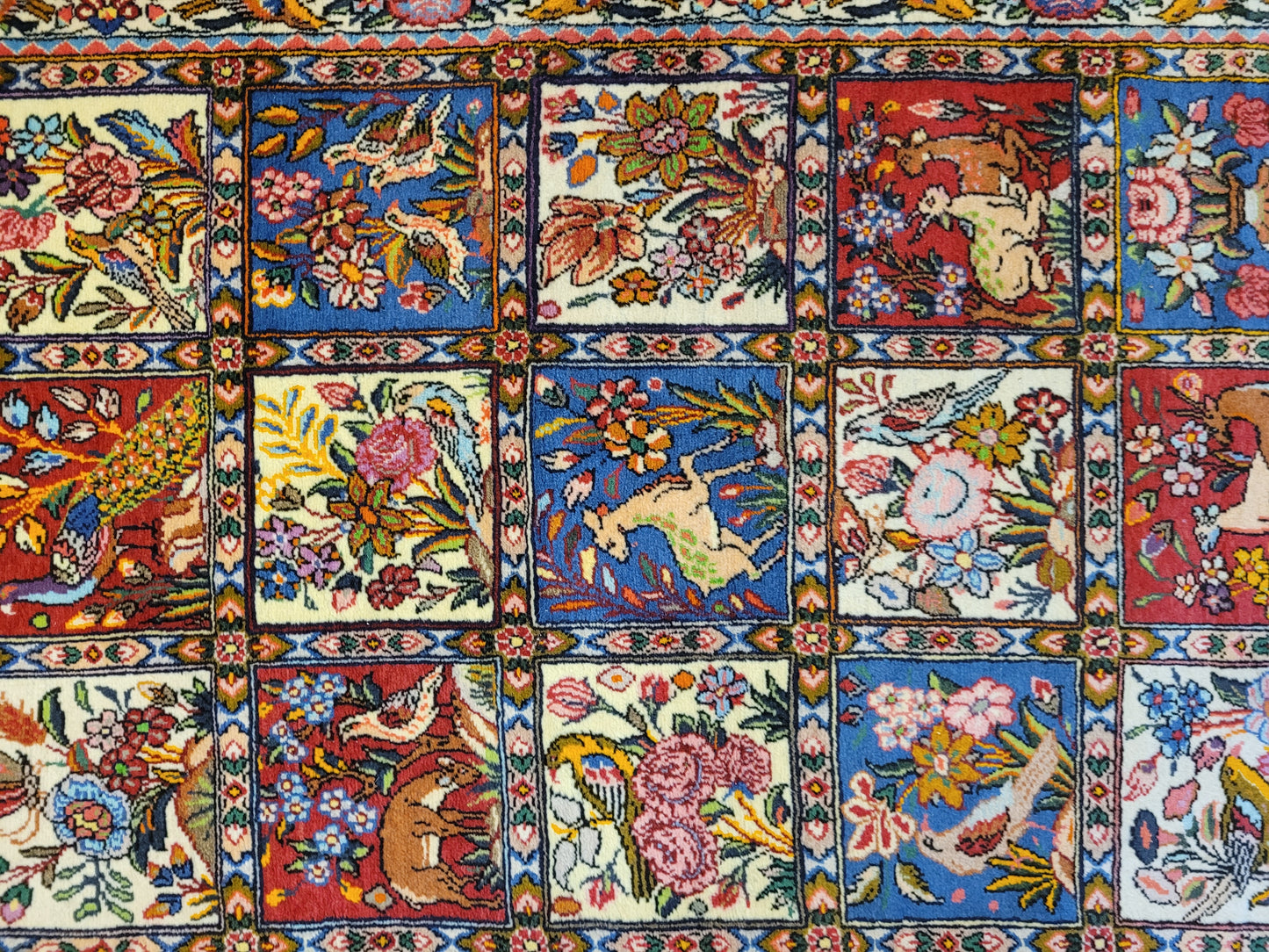 Bachtiar Teppich Wolle Gartenfelder Tiermotive fein geknüpft