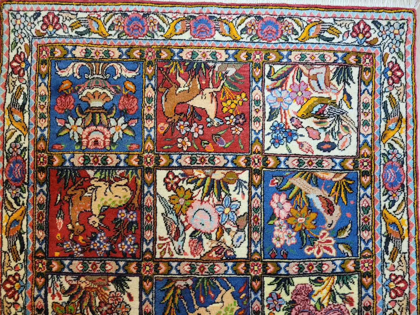 Bachtiar Teppich Wolle Gartenfelder Tiermotive fein geknüpft