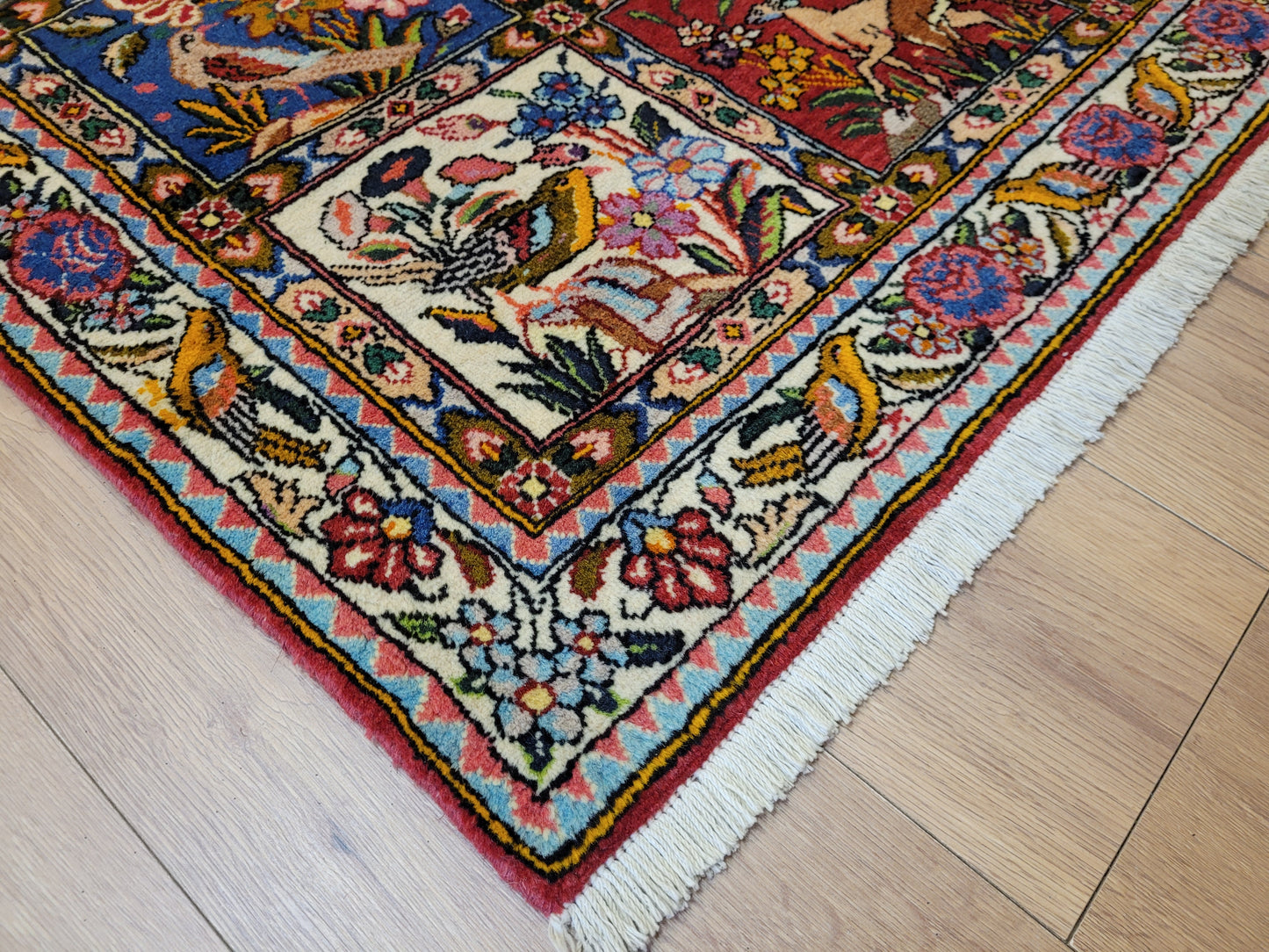 Bachtiar Teppich Wolle Gartenfelder Tiermotive fein geknüpft