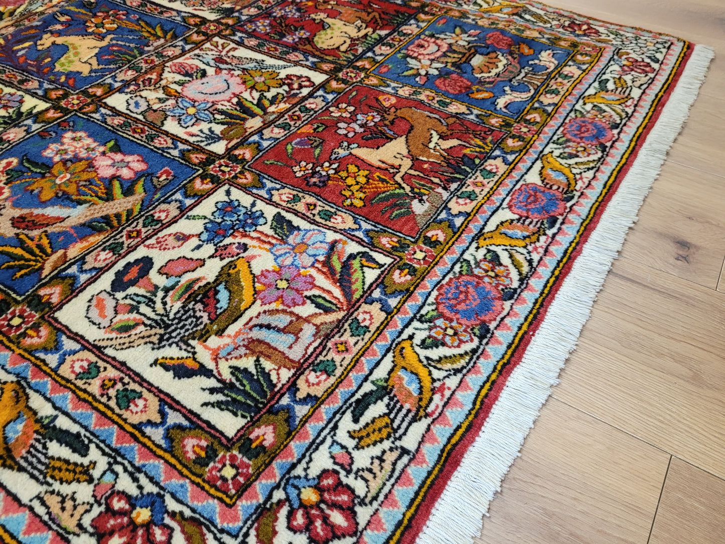 Bachtiar Teppich Wolle Gartenfelder Tiermotive fein geknüpft