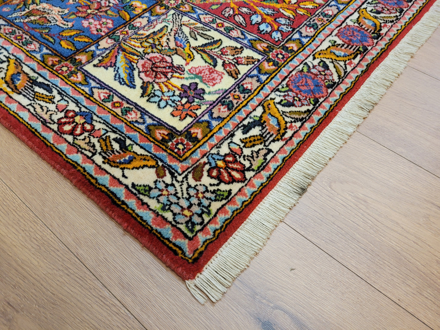 Bachtiar Teppich Wolle Gartenfelder Tiermotive fein geknüpft