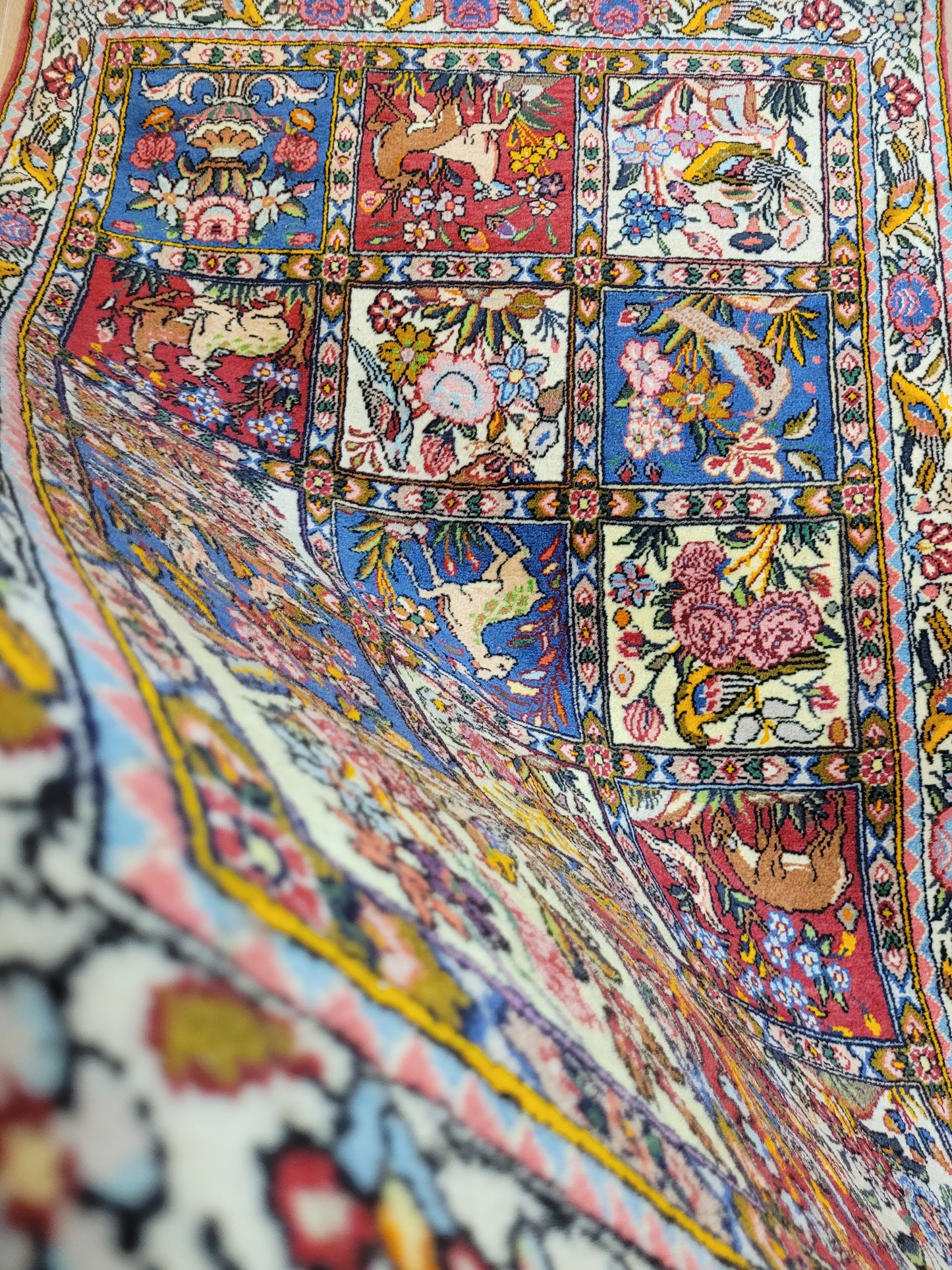 Bachtiar Teppich Wolle Gartenfelder Tiermotive fein geknüpft