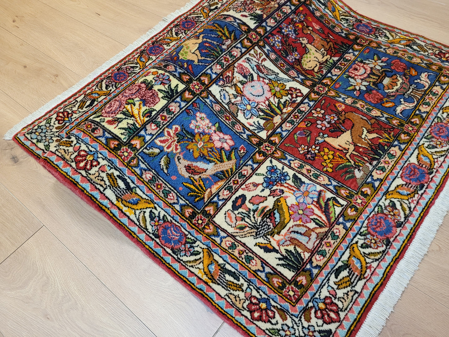 Bachtiar Teppich Wolle Gartenfelder Tiermotive fein geknüpft