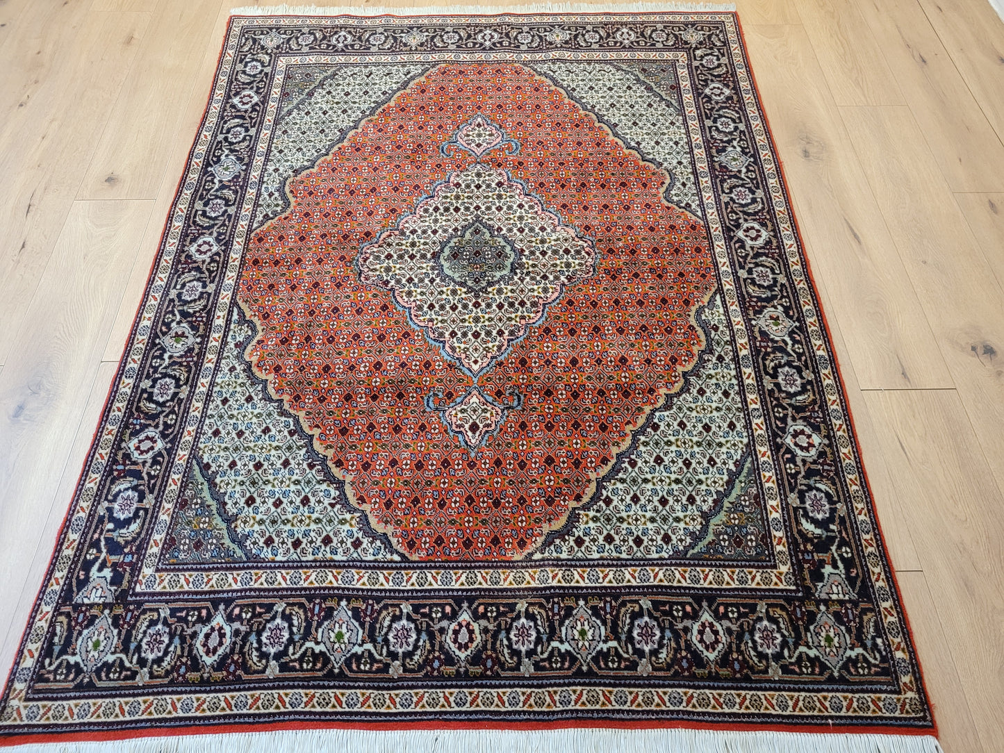 Täbriz Teppich Wolle Medaillon Mauerfeld fein geknüpft