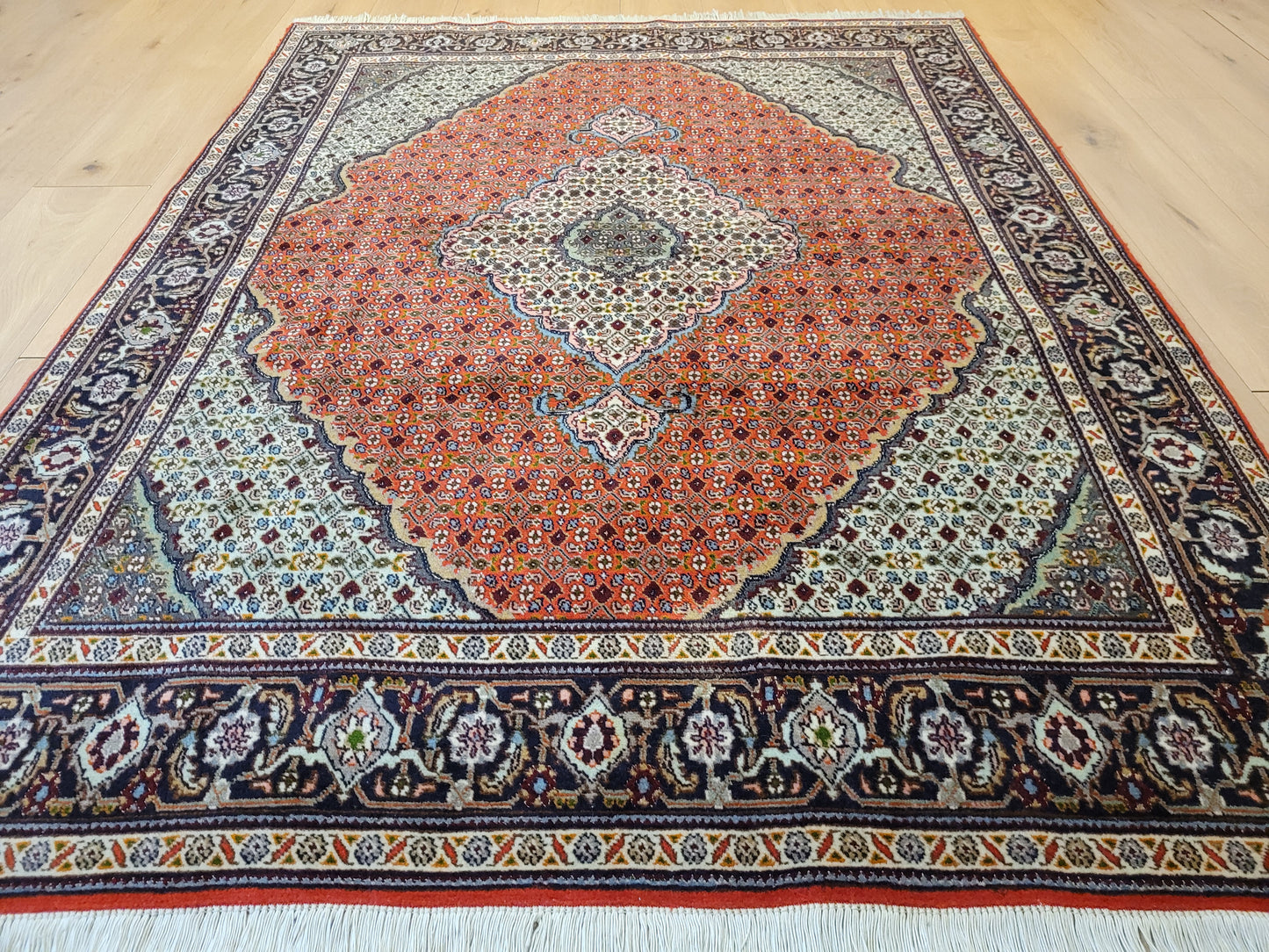 Täbriz Teppich Wolle Medaillon Mauerfeld fein geknüpft