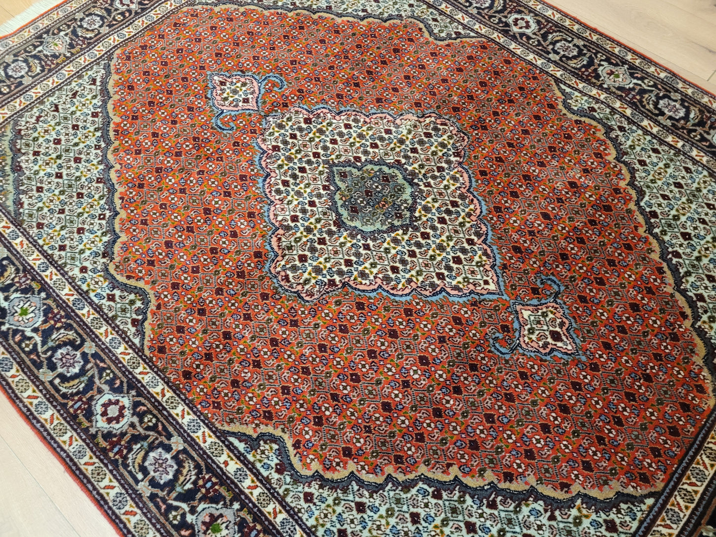 Täbriz Teppich Wolle Medaillon Mauerfeld fein geknüpft