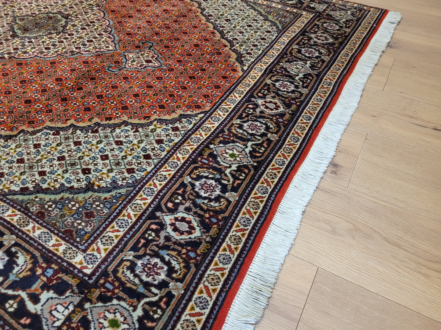 Täbriz Teppich Wolle Medaillon Mauerfeld fein geknüpft