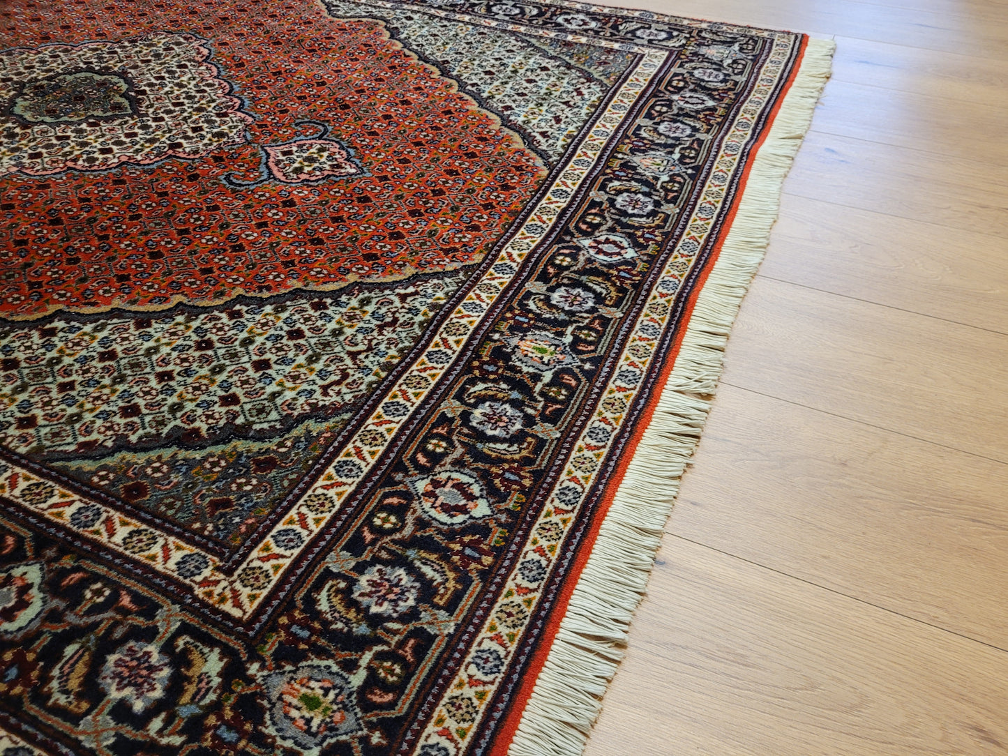 Täbriz Teppich Wolle Medaillon Mauerfeld fein geknüpft