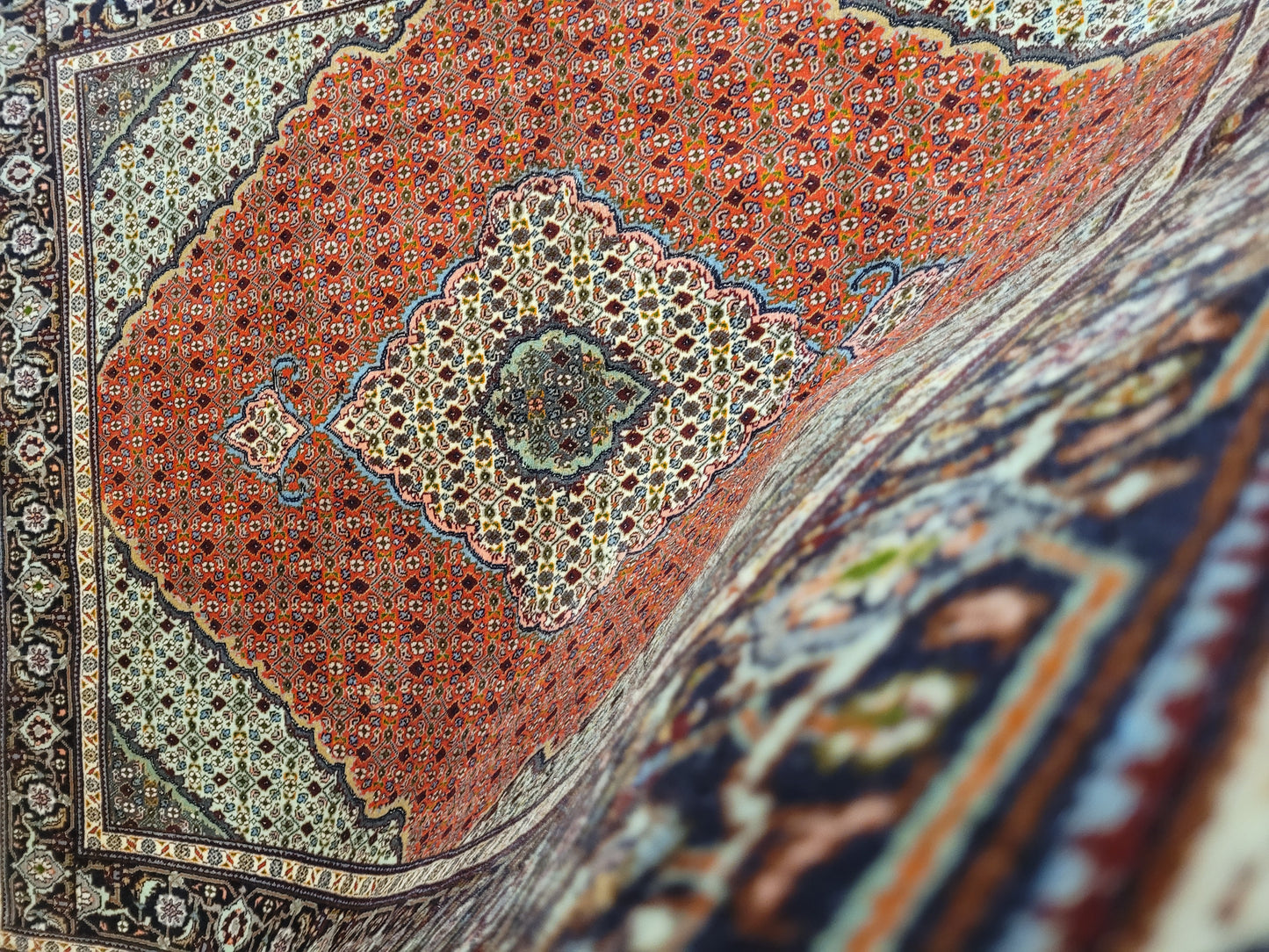 Täbriz Teppich Wolle Medaillon Mauerfeld fein geknüpft