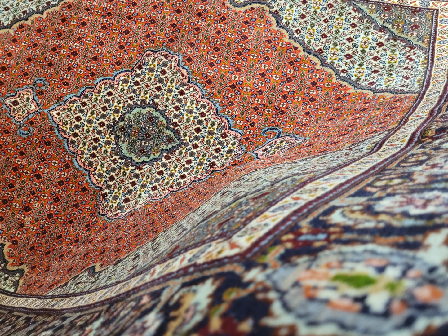 Täbriz Teppich Wolle Medaillon Mauerfeld fein geknüpft