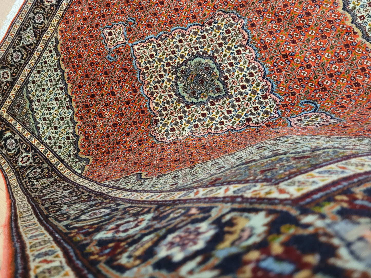 Täbriz Teppich Wolle Medaillon Mauerfeld fein geknüpft