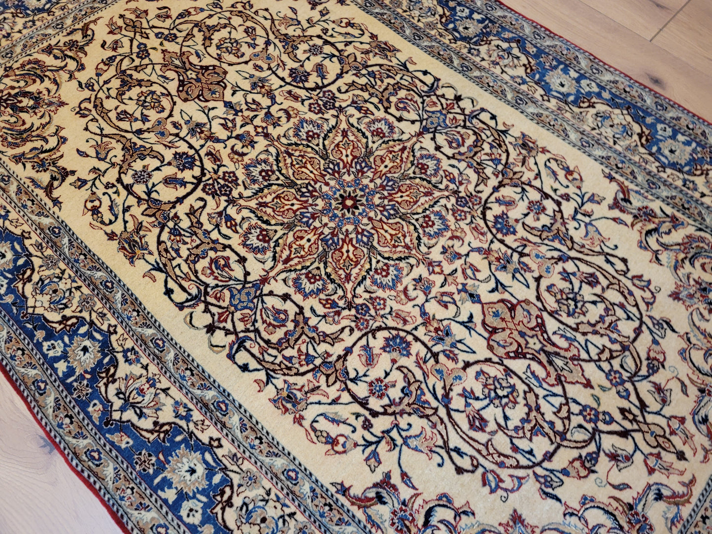 Nain Teppich Wolle Seide florales Medaillon fein geknüpft