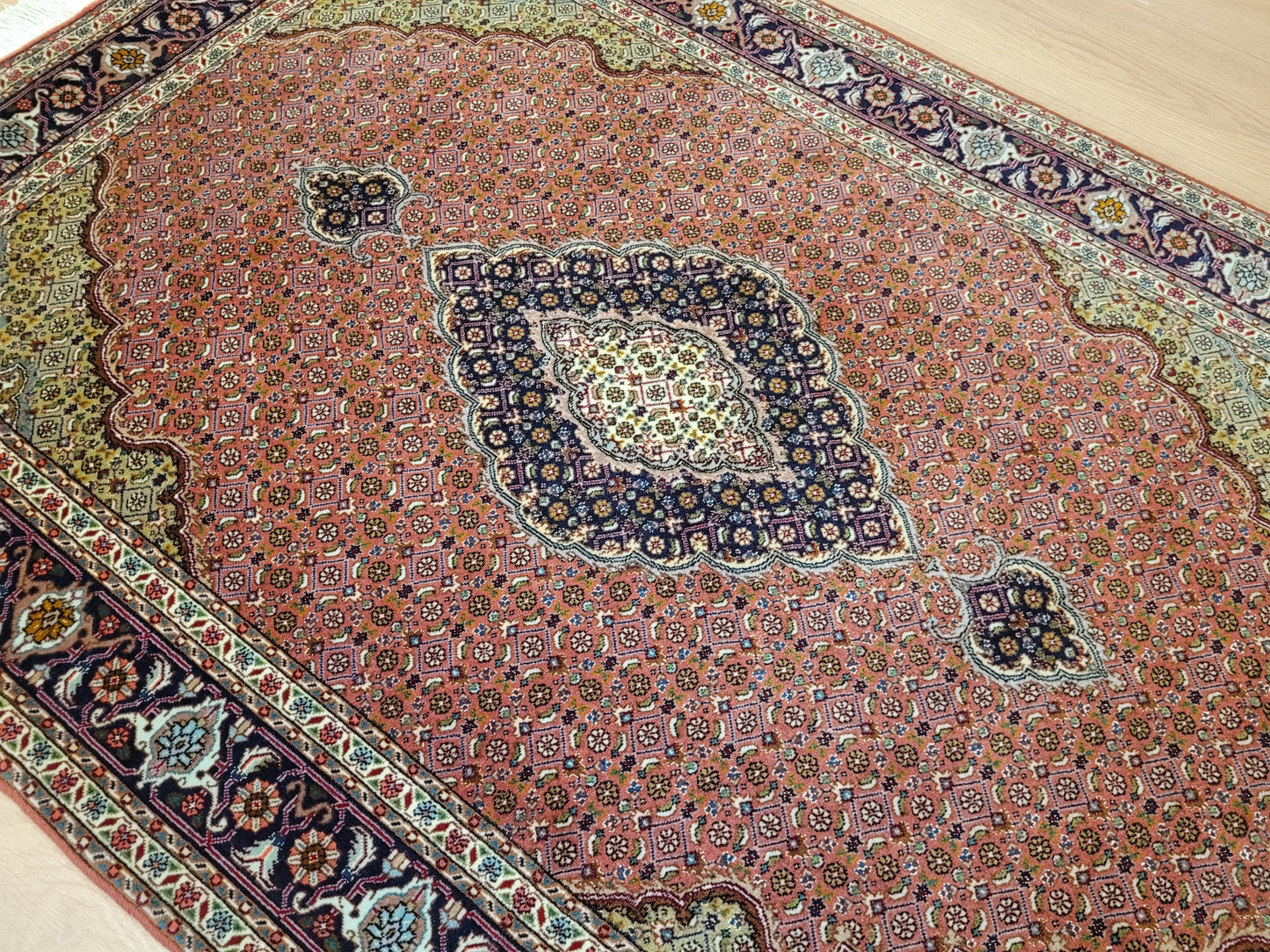 Täbriz Teppich Korkwolle Seide Medaillon fein geknüpft