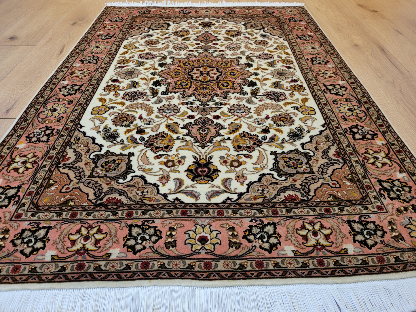 Täbriz Teppich Korkwolle Seide floral Medaillon fein geknüpft