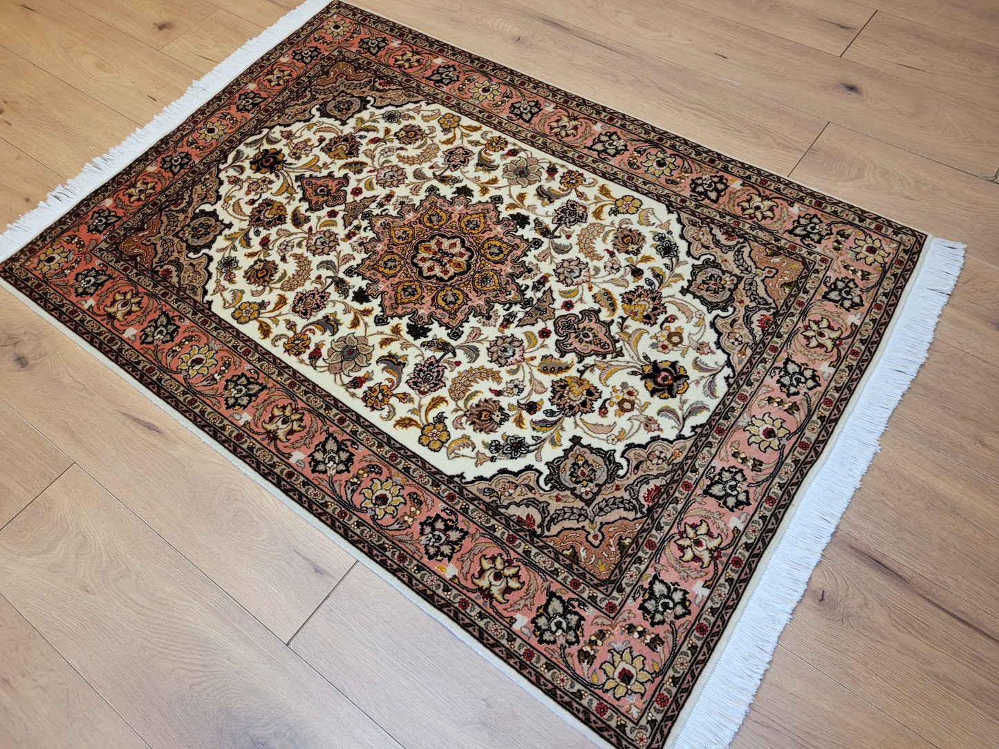 Täbriz Teppich Korkwolle Seide floral Medaillon fein geknüpft