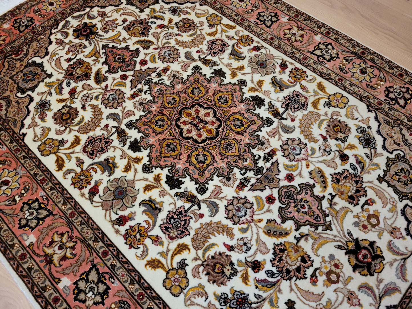 Täbriz Teppich Korkwolle Seide floral Medaillon fein geknüpft