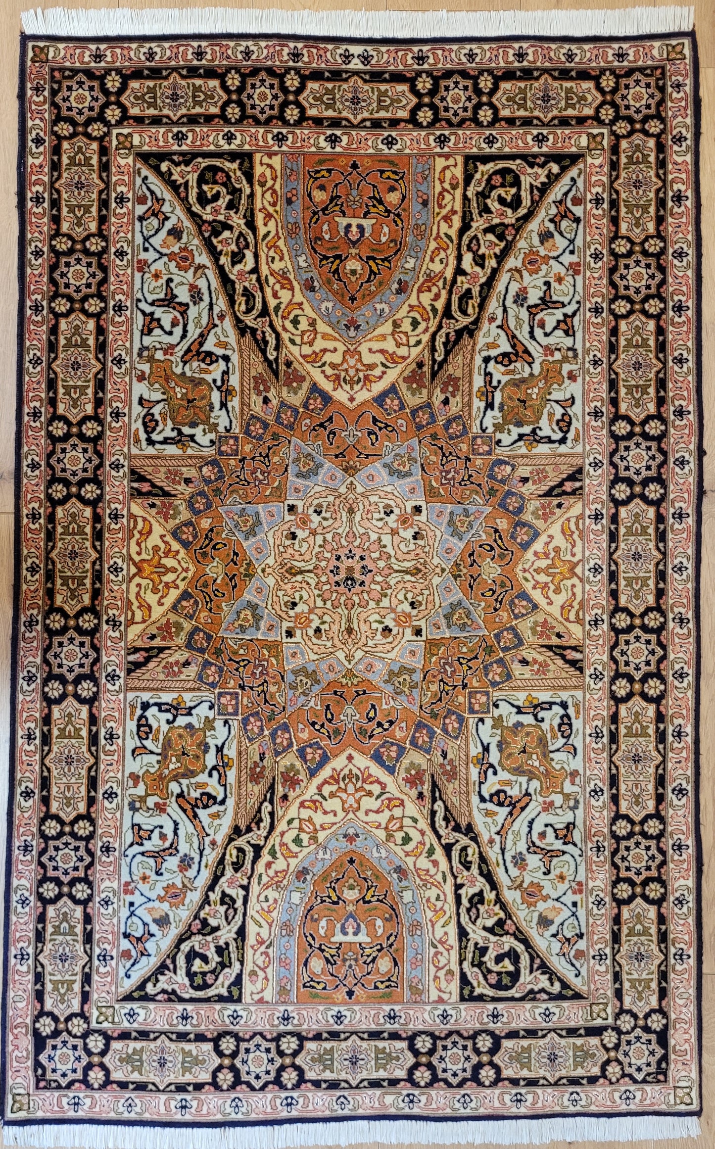 Täbriz Teppich Korkwolle Seide feine Knüpfkunst Medaillonmuster