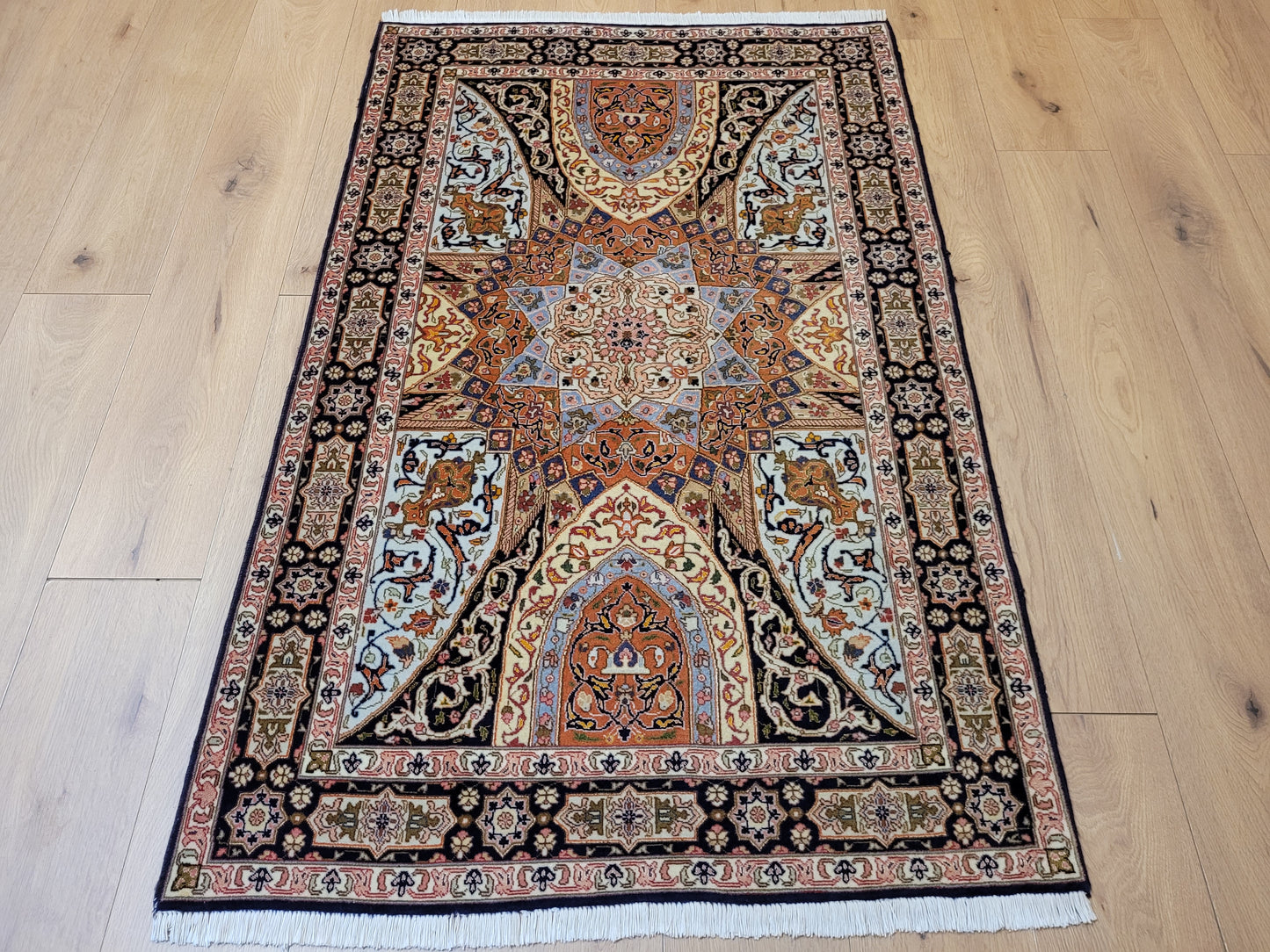 Täbriz Teppich Korkwolle Seide feine Knüpfkunst Medaillonmuster