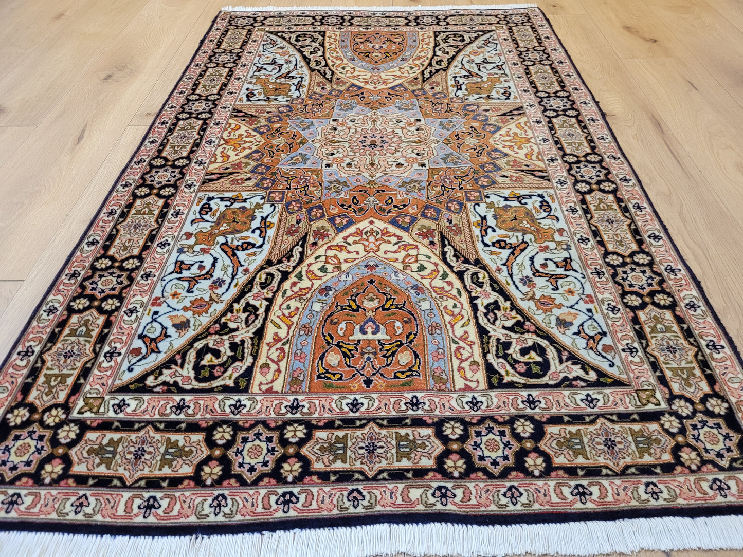 Täbriz Teppich Korkwolle Seide feine Knüpfkunst Medaillonmuster