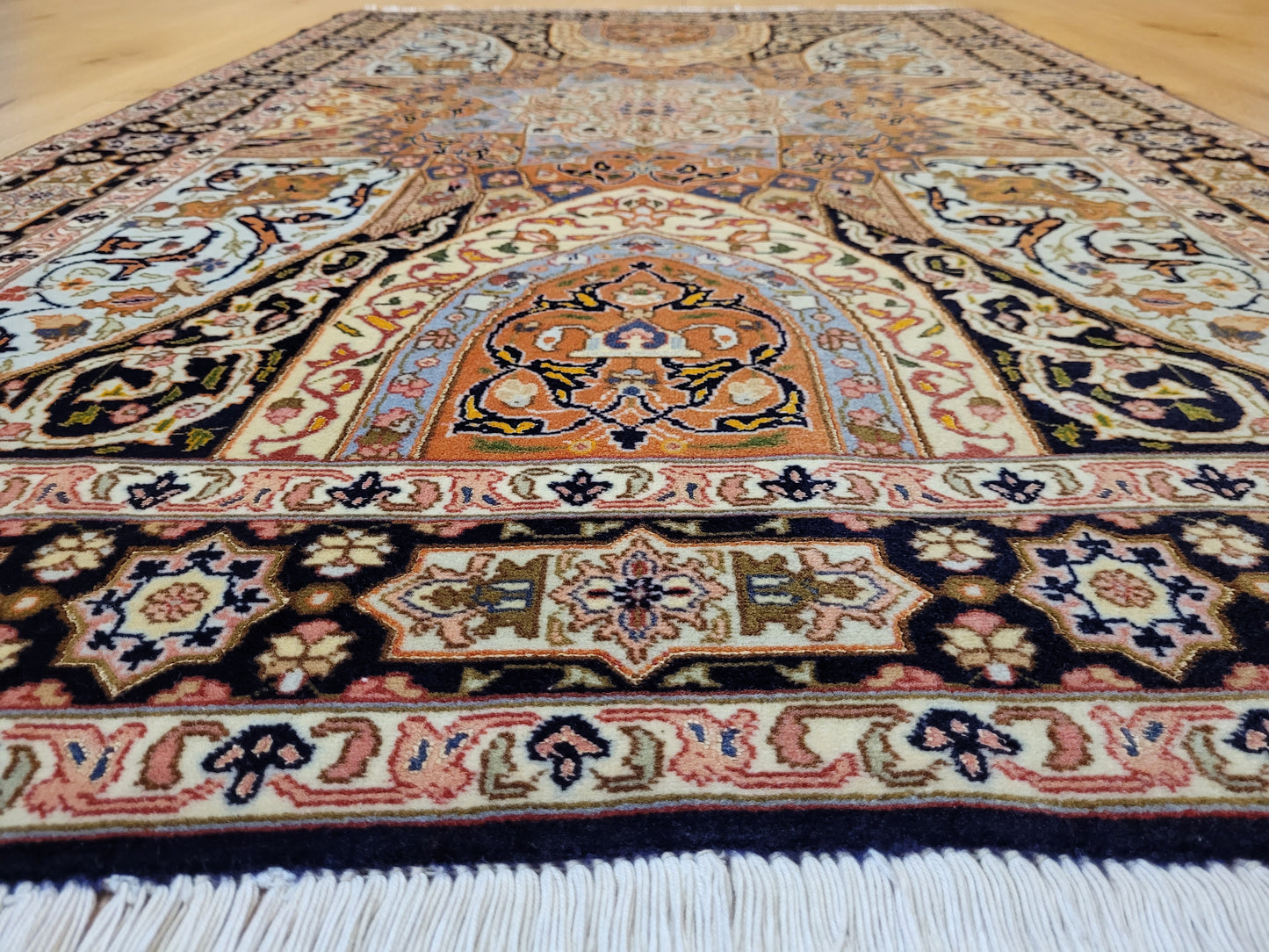 Täbriz Teppich Korkwolle Seide feine Knüpfkunst Medaillonmuster