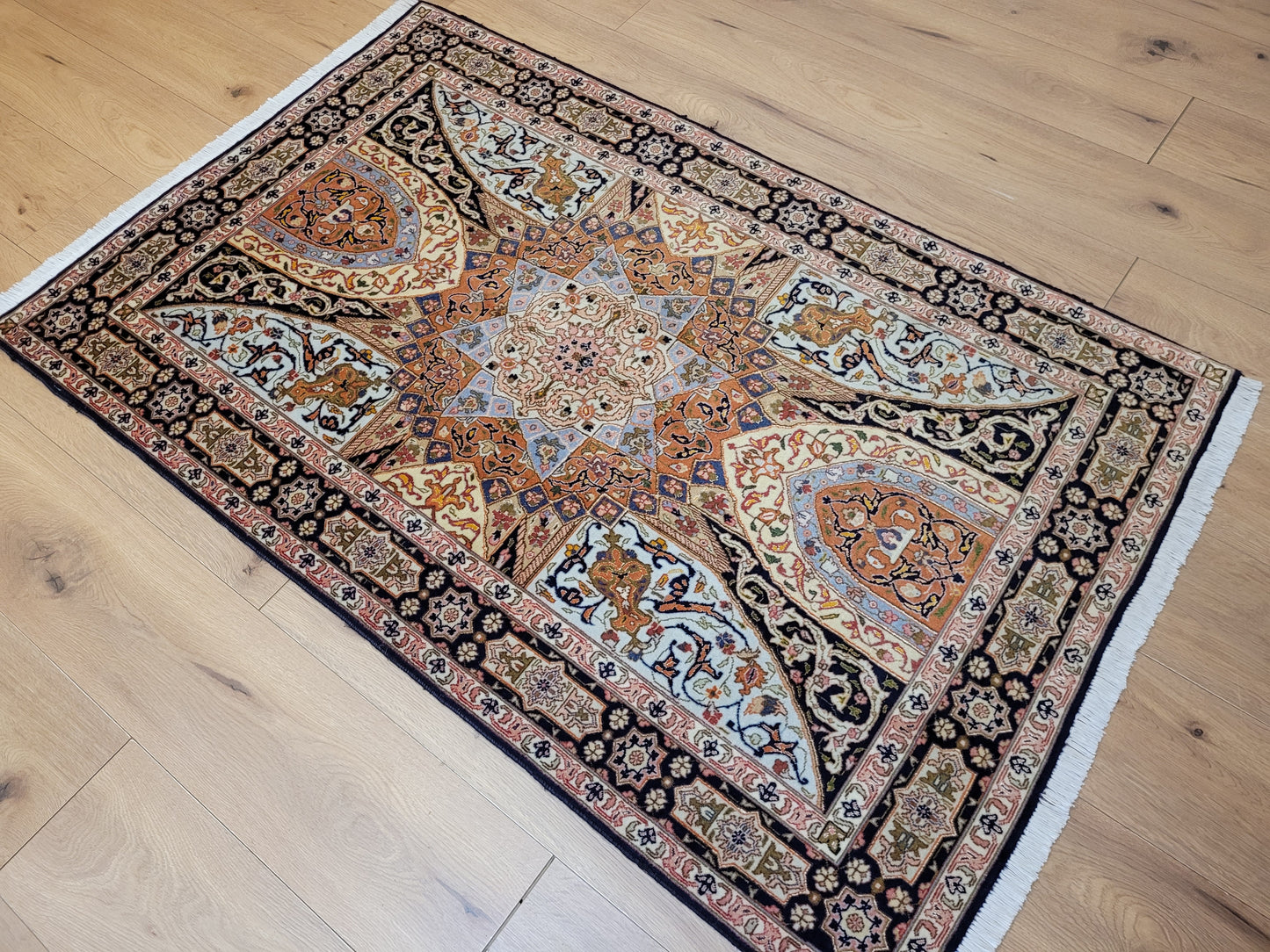 Täbriz Teppich Korkwolle Seide feine Knüpfkunst Medaillonmuster