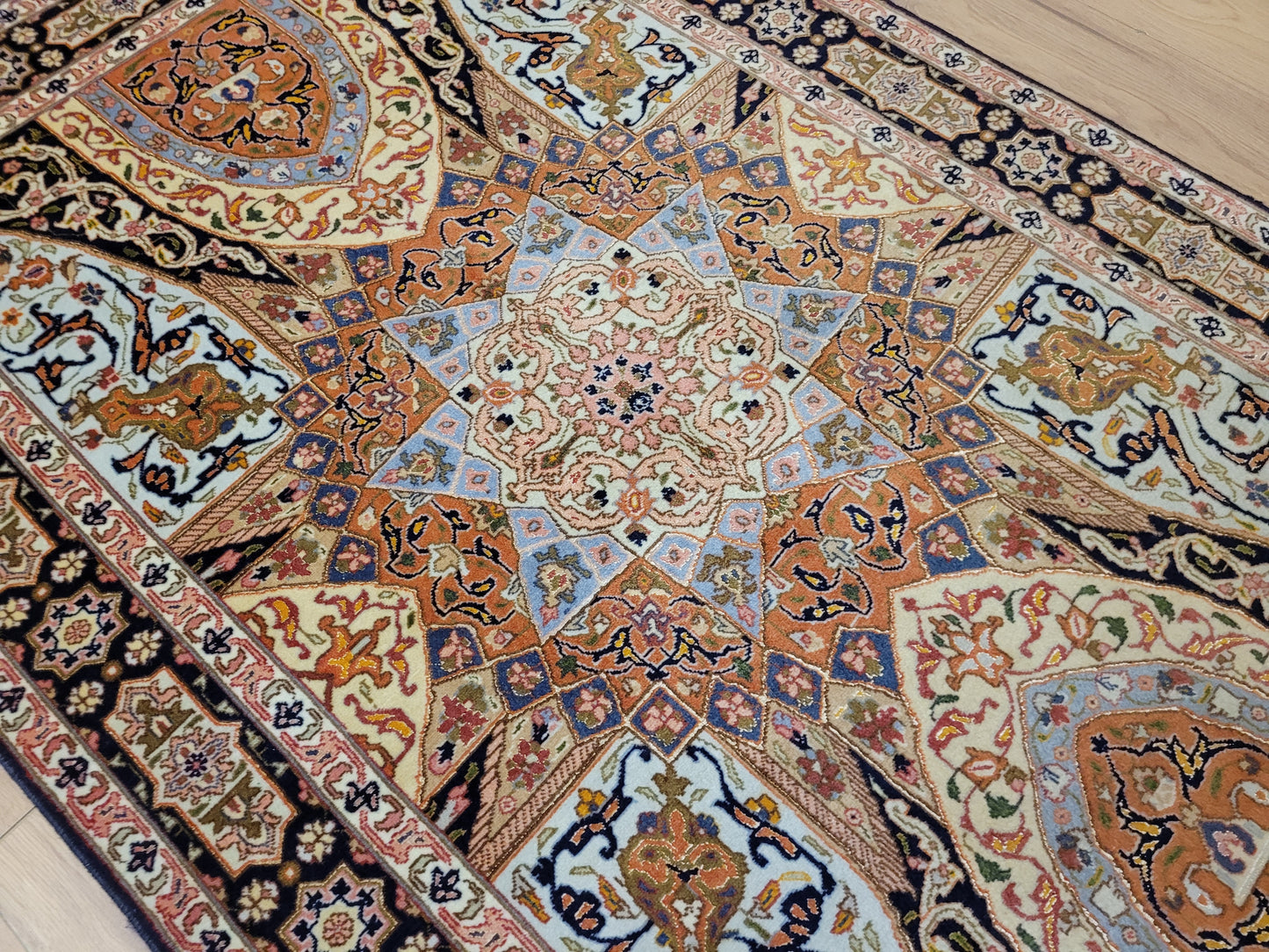 Täbriz Teppich Korkwolle Seide feine Knüpfkunst Medaillonmuster