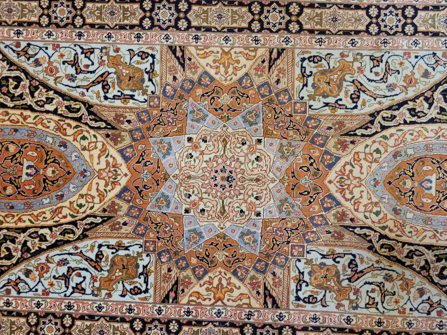 Täbriz Teppich Korkwolle Seide feine Knüpfkunst Medaillonmuster