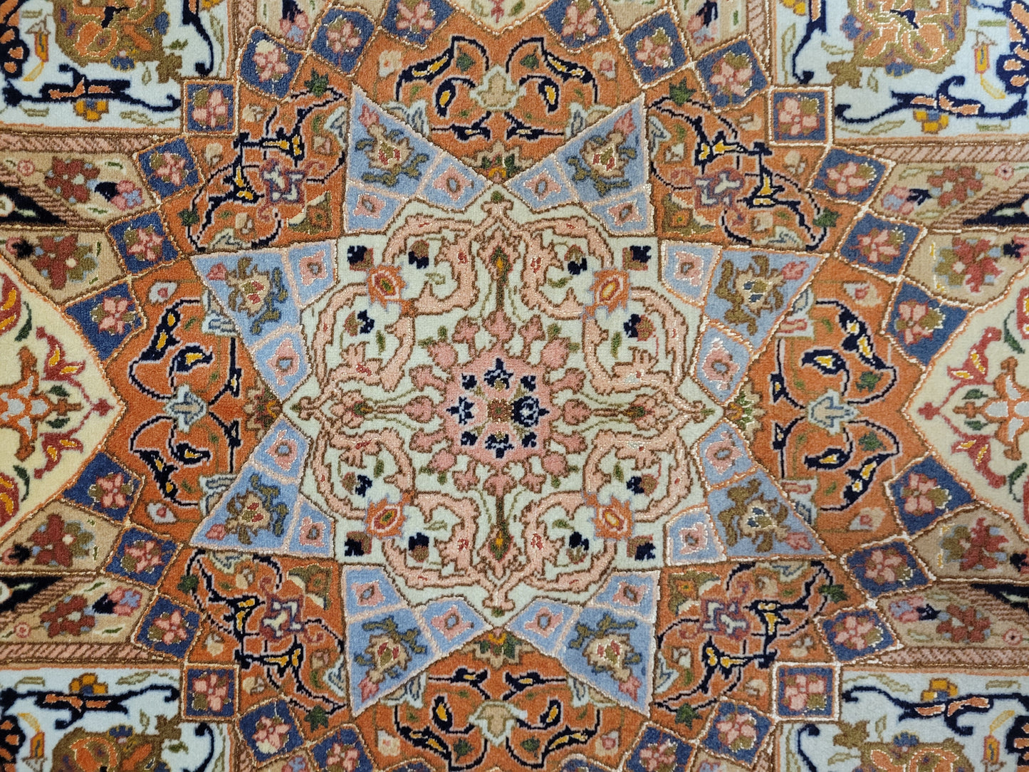 Täbriz Teppich Korkwolle Seide feine Knüpfkunst Medaillonmuster