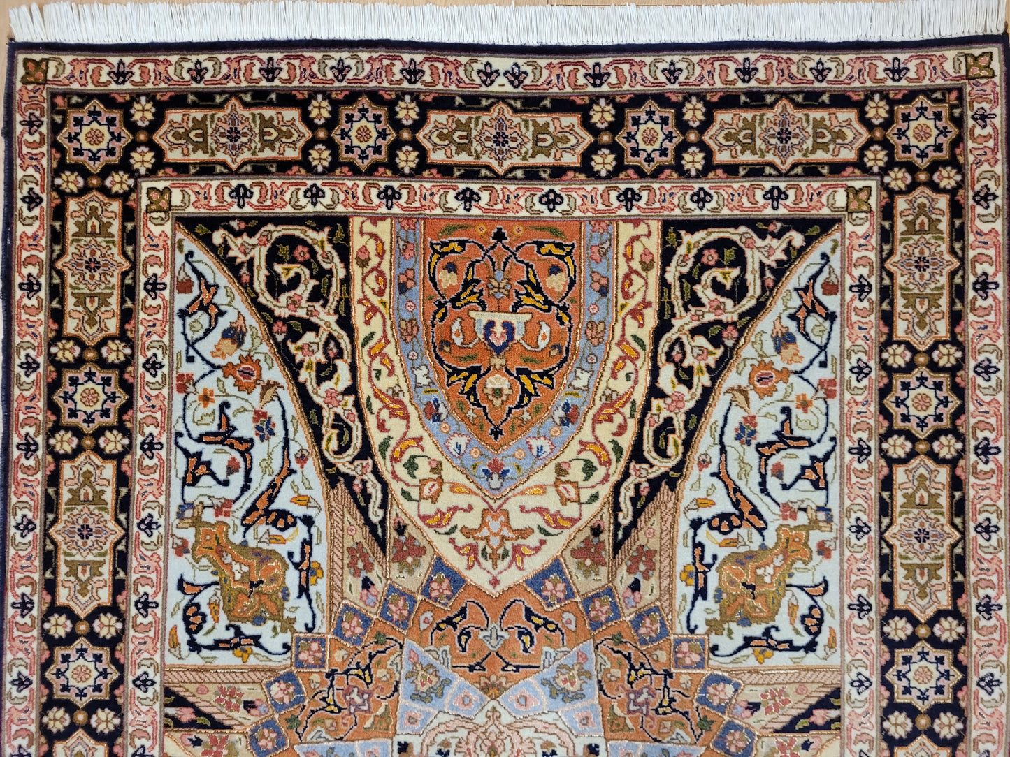 Täbriz Teppich Korkwolle Seide feine Knüpfkunst Medaillonmuster