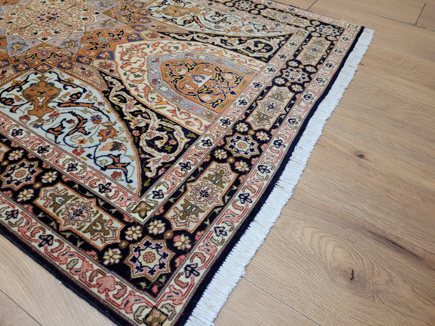 Täbriz Teppich Korkwolle Seide feine Knüpfkunst Medaillonmuster