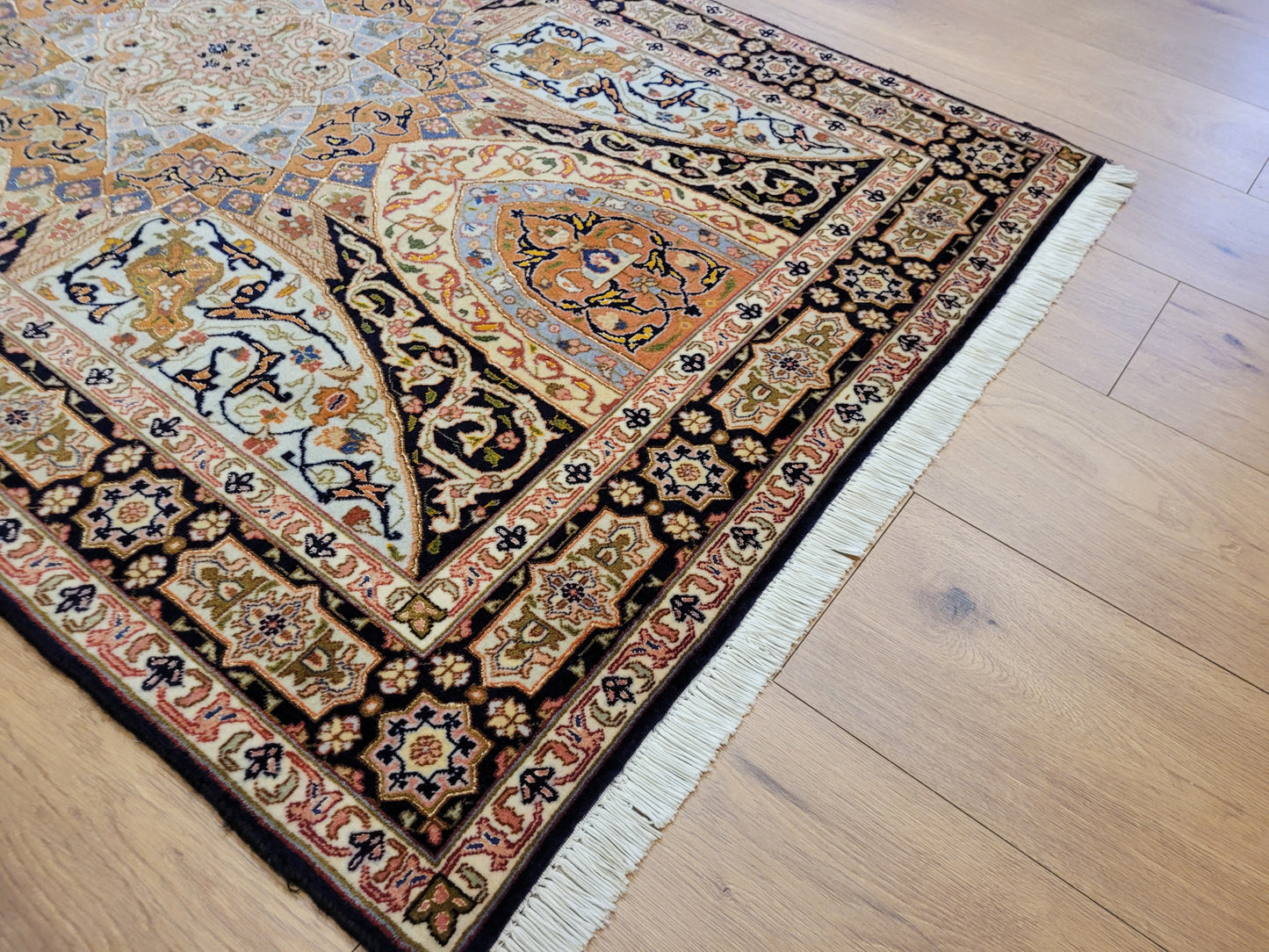 Täbriz Teppich Korkwolle Seide feine Knüpfkunst Medaillonmuster