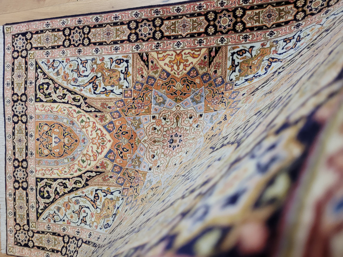 Täbriz Teppich Korkwolle Seide feine Knüpfkunst Medaillonmuster