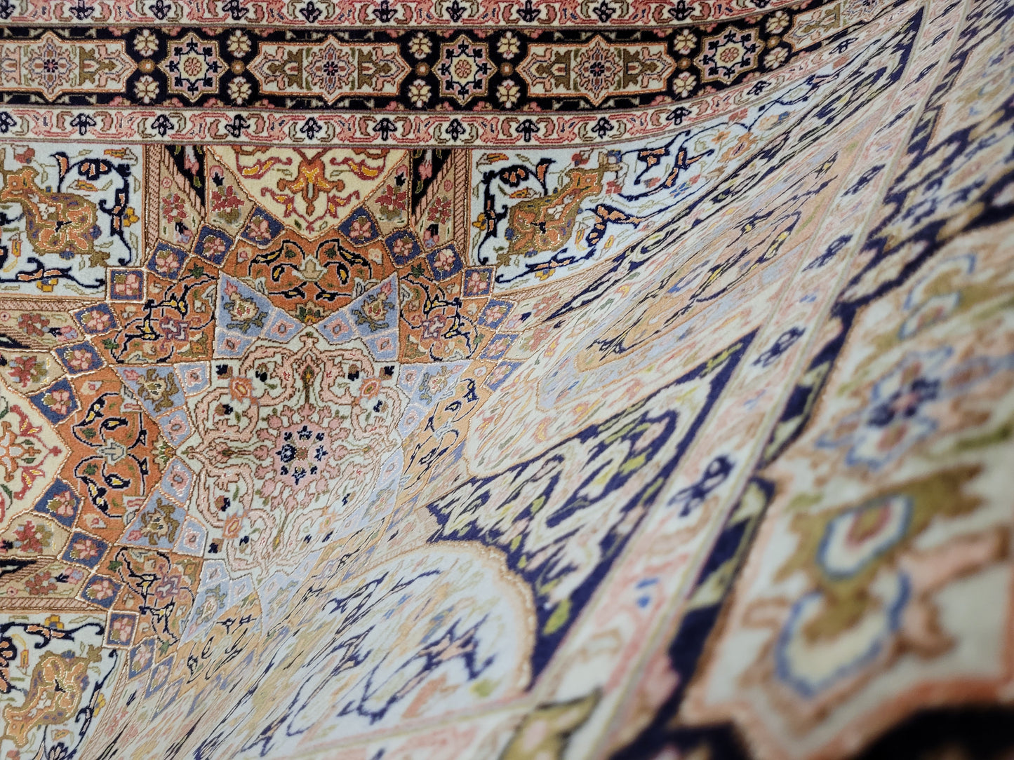 Täbriz Teppich Korkwolle Seide feine Knüpfkunst Medaillonmuster