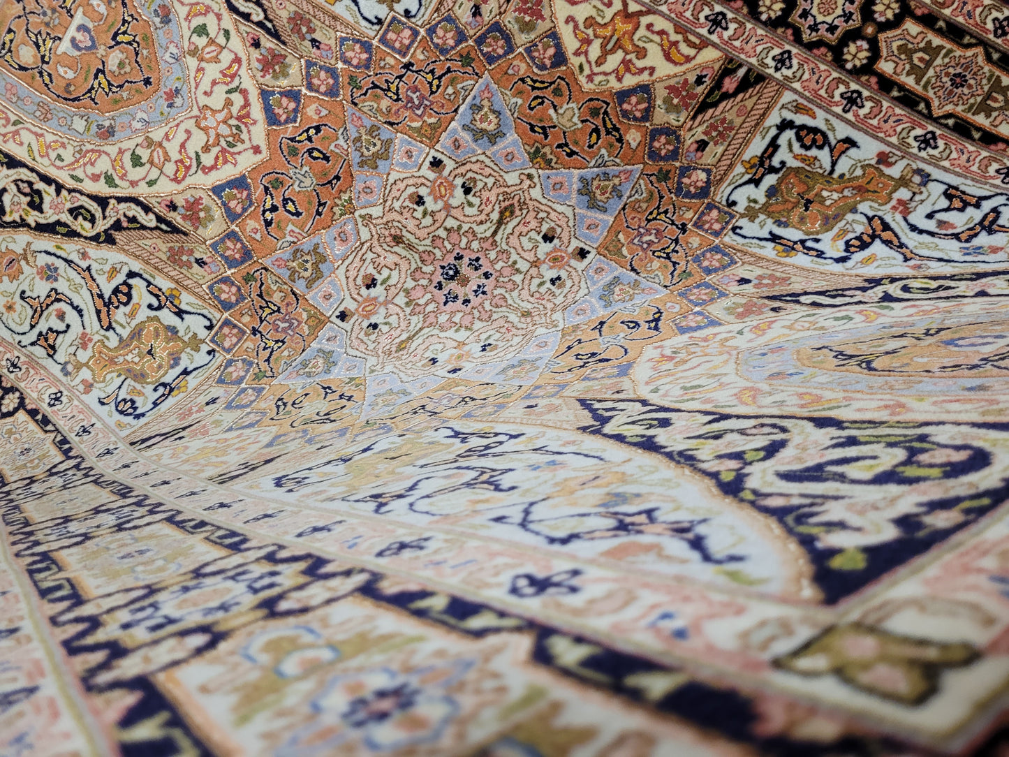 Täbriz Teppich Korkwolle Seide feine Knüpfkunst Medaillonmuster