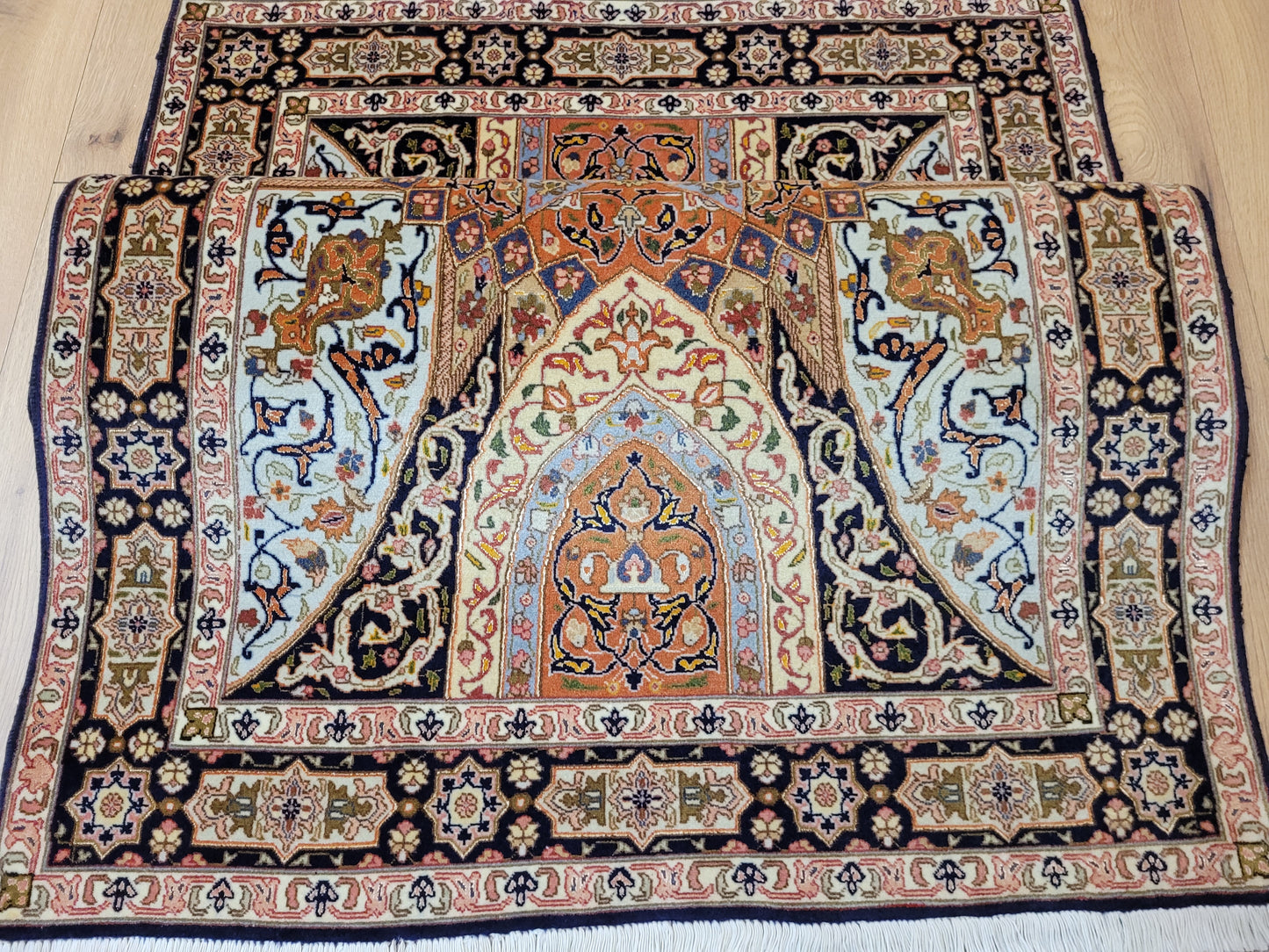 Täbriz Teppich Korkwolle Seide feine Knüpfkunst Medaillonmuster