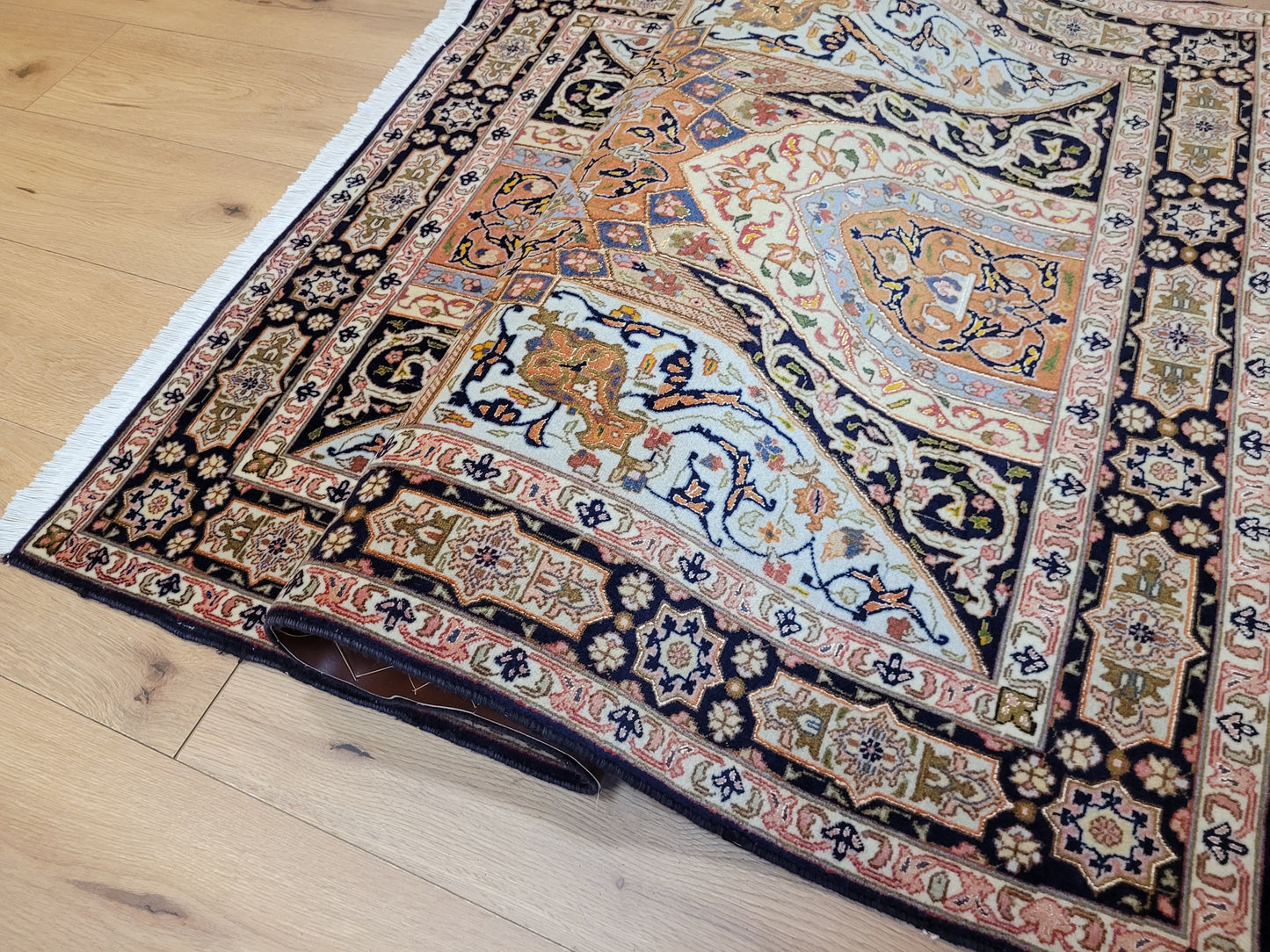 Täbriz Teppich Korkwolle Seide feine Knüpfkunst Medaillonmuster