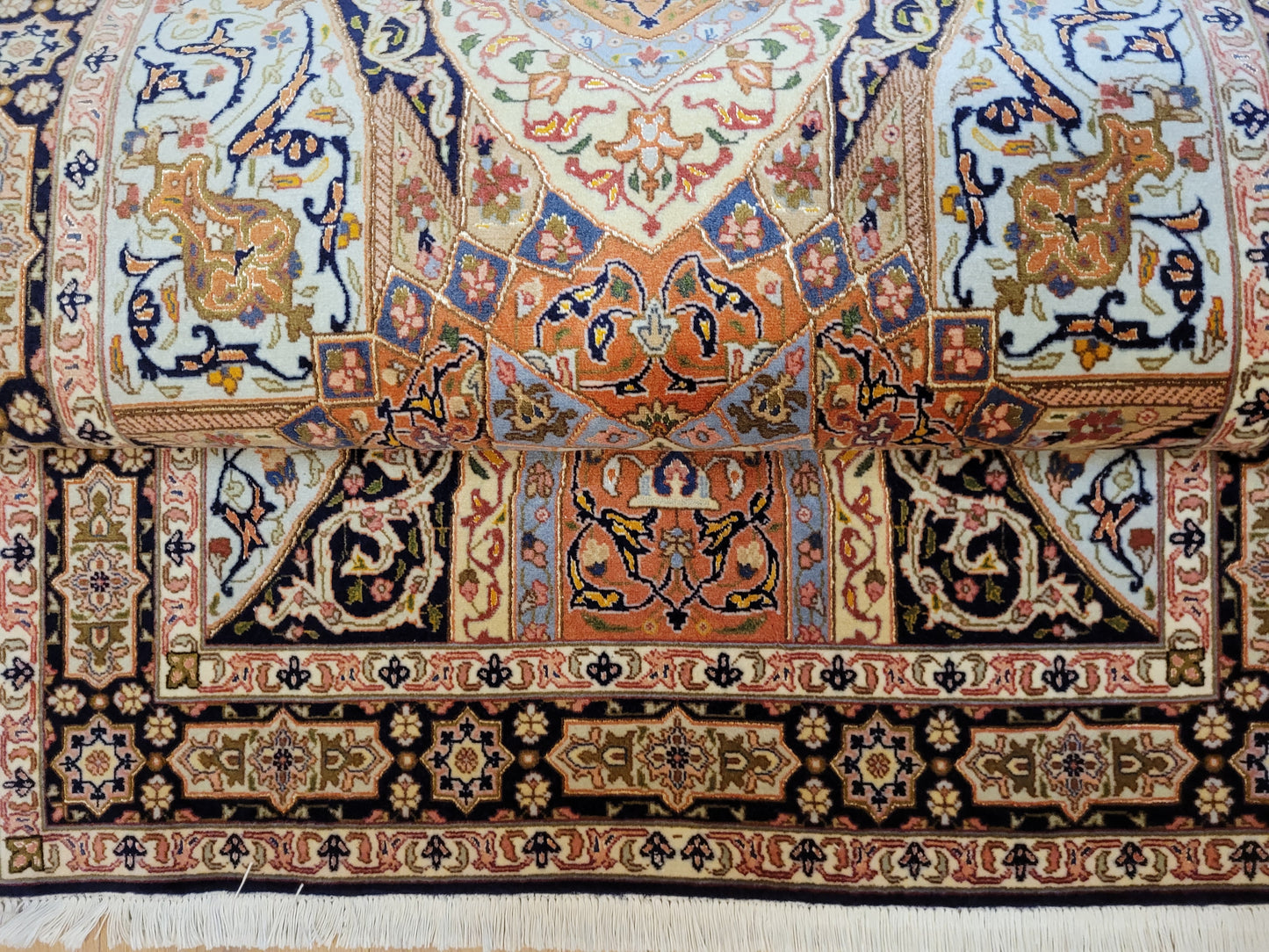 Täbriz Teppich Korkwolle Seide feine Knüpfkunst Medaillonmuster