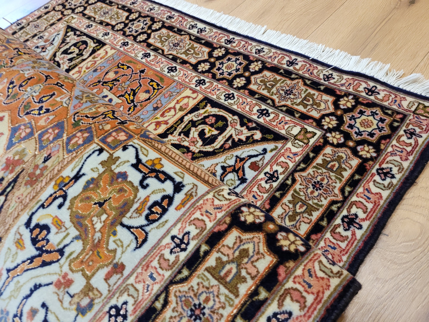 Täbriz Teppich Korkwolle Seide feine Knüpfkunst Medaillonmuster