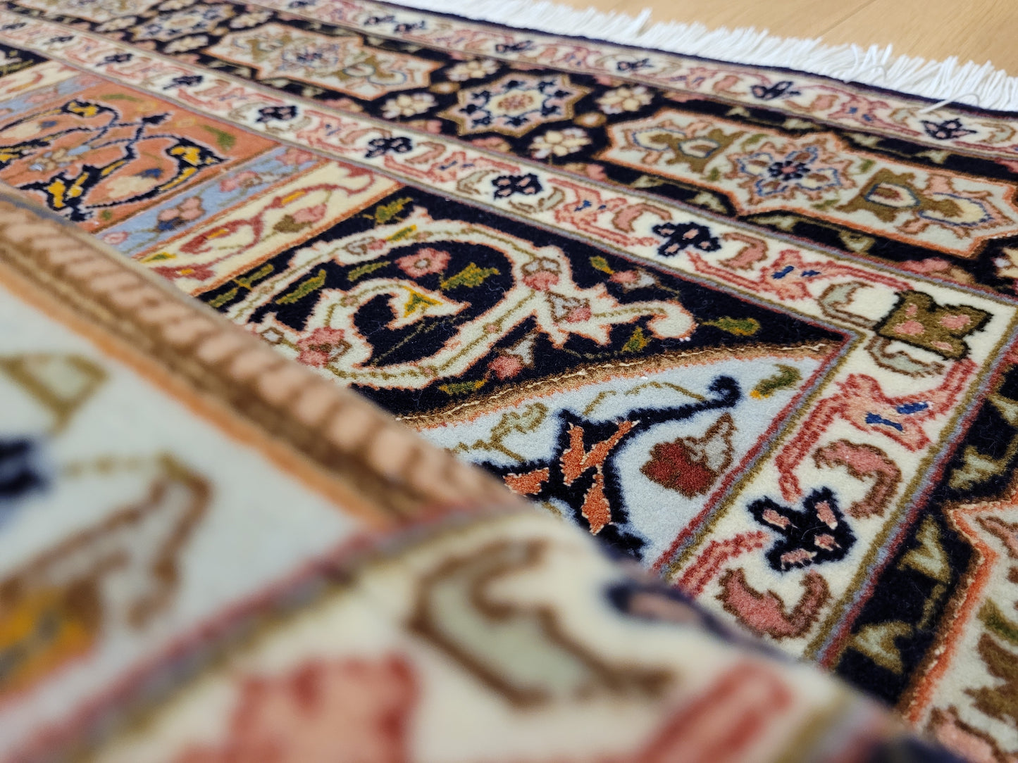 Täbriz Teppich Korkwolle Seide feine Knüpfkunst Medaillonmuster