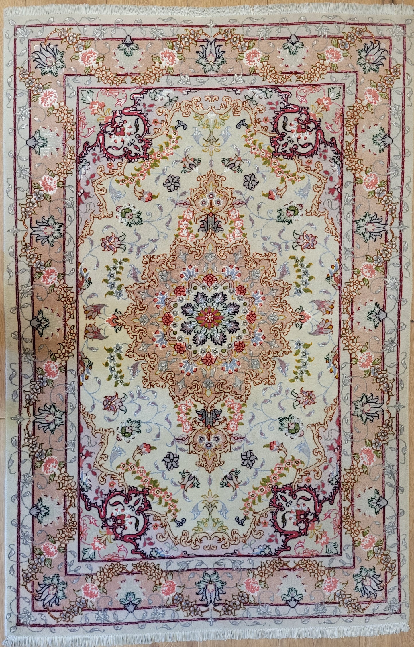 Täbriz Teppich Korkwolle Seide florales Medaillon feine Knüpfung