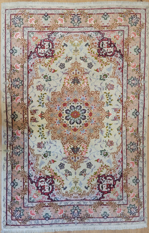 Täbriz Teppich Korkwolle Seide florales Medaillon feine Knüpfung