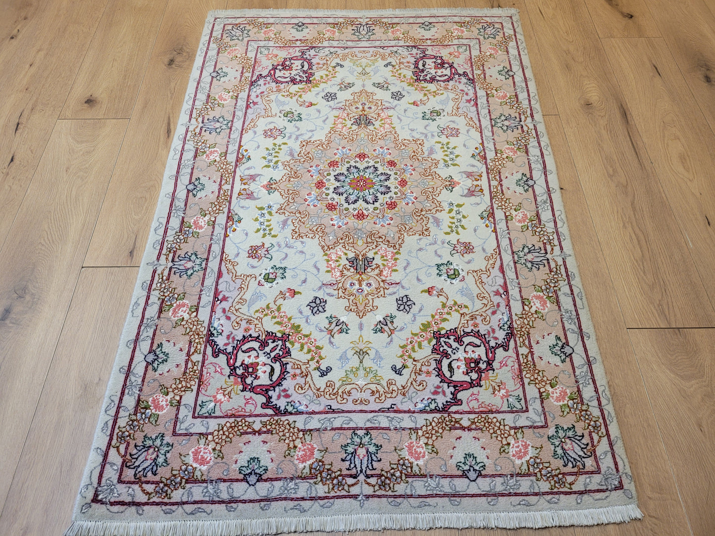 Täbriz Teppich Korkwolle Seide florales Medaillon feine Knüpfung