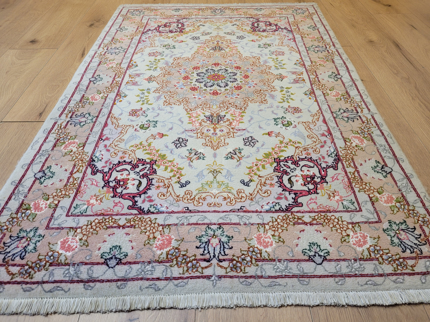 Täbriz Teppich Korkwolle Seide florales Medaillon feine Knüpfung