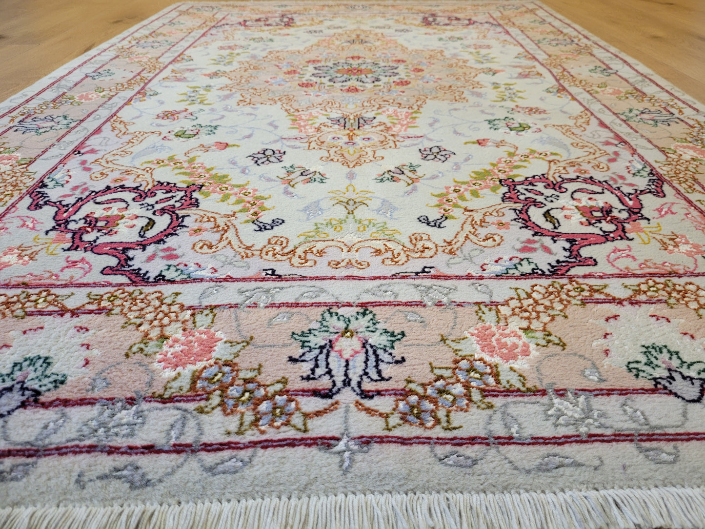 Täbriz Teppich Korkwolle Seide florales Medaillon feine Knüpfung