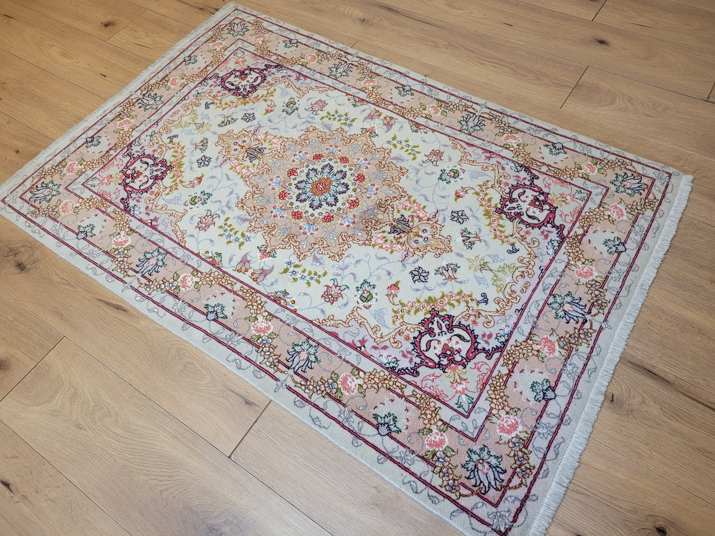 Täbriz Teppich Korkwolle Seide florales Medaillon feine Knüpfung